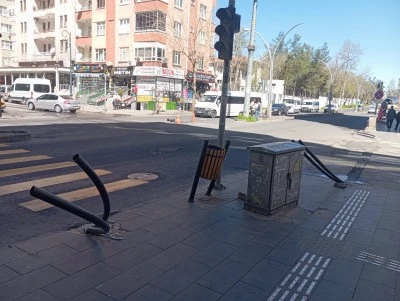 Diyarbakır&rsquo;da kaldırımdaki borular yayaları zorluyor