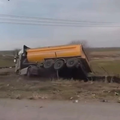 Diyarbakır&rsquo;da Kamyon Devrildi: S&uuml;r&uuml;c&uuml; Hastaneye Kaldırıldı