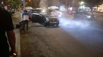 Diyarbakır'da  Kaportasından Duman Çıkan Otomobil Yangın Tüpüyle Söndürüldü