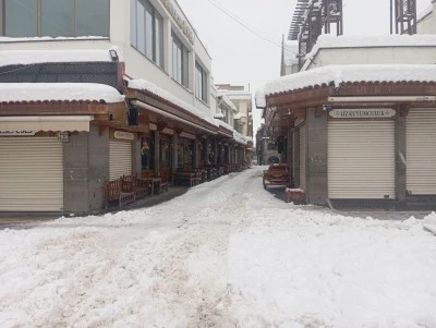 Diyarbakır&rsquo;da kar kepenk kapattırdı