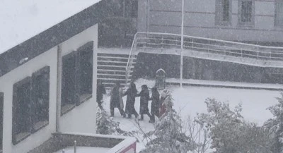 Diyarbakır&rsquo;da Kar Sevinci Okul Bah&ccedil;esine Taştı