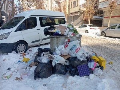Diyarbakır&rsquo;da Kar Sonrası Temizlik Krizi: Sokaklar &Ccedil;&ouml;ple Doldu