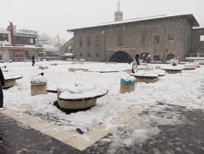 Diyarbakır&rsquo;da Kar Turistik Mekanları Vurdu
