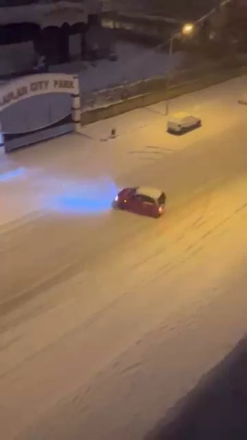 Diyarbakır&rsquo;da Kar &Uuml;zerinde Tehlikeli Hareket