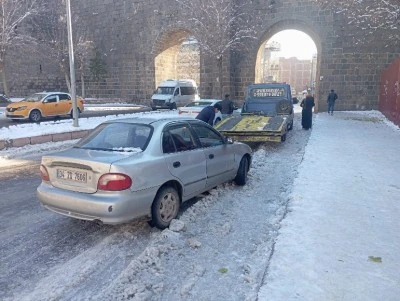 Diyarbakır&rsquo;da Kar ve Buzlanma Nedeniyle Trafik Aksamaları ve Ara&ccedil; &Ccedil;ekici Yoğunluğu Arttı