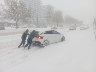 Diyarbakır&rsquo;da Kar ve Sis Trafiği Fel&ccedil; Etti: Ara&ccedil;lar Yollarda Kaldı