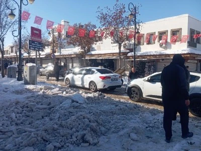 Diyarbakır'da Kar ve Sis Trafiği Fel&ccedil; Etti: Yollar Kaygan, Ara&ccedil;lar Mahsur Kaldı