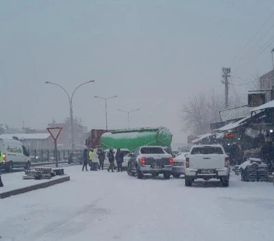 Diyarbakır'da Kar Yağışı Kazayı Beraberinde Getirdi: 5 Ara&ccedil; Birbirine Girdi