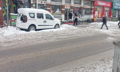 Diyarbakır&rsquo;da Kar Yağışı Sonrası Esnafın Zorlu M&uuml;cadelesi