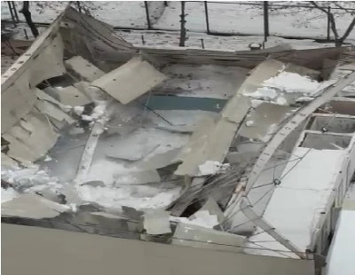 Diyarbakır&rsquo;da Kar Y&uuml;k&uuml; &Ccedil;&ouml;kertti: Site Havuzunun &Ccedil;atısı Yıkıldı