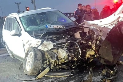 Diyarbakır&rsquo;da Kavşakta Kamyon ile Otomobil &Ccedil;arpıştı