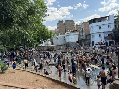  Diyarbakır&rsquo;da Kavurucu Sıcakta &Ccedil;ocukların Anzele Keyfi