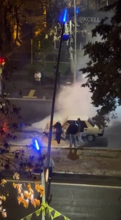 Diyarbakır&rsquo;da Kazaya Karışan Otomobil Alev Aldı