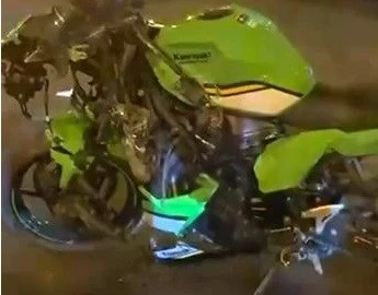 Diyarbakır'da Kontrolden &Ccedil;ıkan Motosiklet S&uuml;r&uuml;c&uuml;s&uuml; Yaralandı