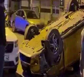 Diyarbakır&rsquo;da Kontrolden &Ccedil;ıkan Otomobil Takla Attı: 3 Yaralı
