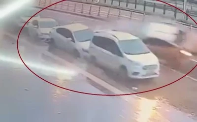 Diyarbakır&rsquo;da Kontrolden &Ccedil;ıkan Taksi 3 Araca &Ccedil;arptı