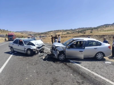 Diyarbakır`da İki Otomobil Kafa Kafaya Çarpıştı