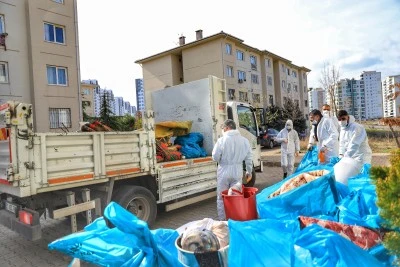 Diyarbakır’da kötü kokular gelen evde çöp çıktı