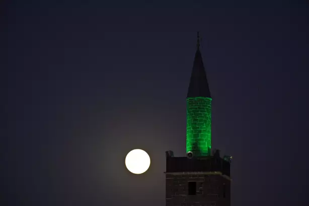 Diyarbakır’da “Kunduz Ayı” Büyüledi: Dolunay Tarihi Surlarla Kartpostallık Manzaralar Oluşturdu