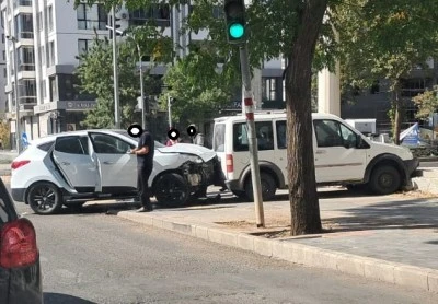 Diyarbakır’da Lüks Otomobil Hafif Ticari Araçla Çarpıştı