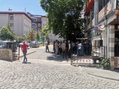Diyarbakır’da mermer ocağı gerginliği: Halk kaymakamlık binası önünde eylem başlattı