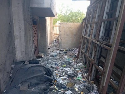 Diyarbakır&rsquo;da metruk bina &ccedil;evresi &ccedil;&ouml;plerle doldu