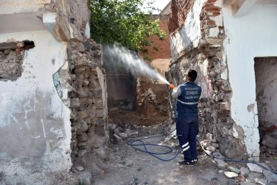 Diyarbakır'da metruk binalar ilaçlanıyor