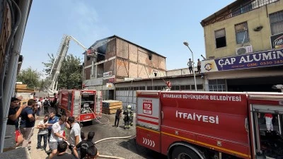Diyarbakır'da Mobilya Atölyesindeki Yangın Kontrol Altında