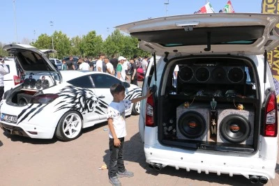 Diyarbakır&rsquo;da modifiye tutkunları buluştu: 45 kentten ara&ccedil; geldi