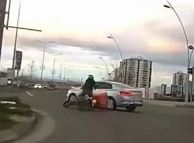 Diyarbakır&rsquo;da Motosiklet ile Otomobil &Ccedil;arpıştı: Kaza Kamerada