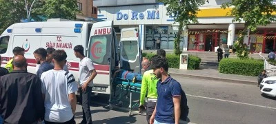 Diyarbakır’da Motosiklet Yayaya Çarptı: İki Kişi Yaralandı