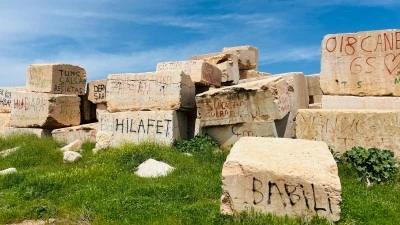 Diyarbakır’da ne tabela ne afiş, bu kez reklamlar mermer üstünde