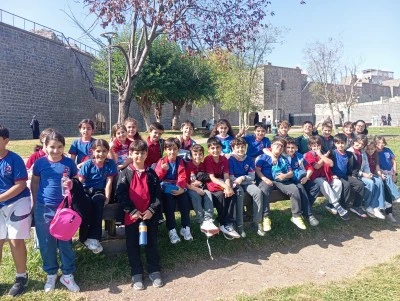Diyarbakır’da öğrenciler tarihi yerleri gezerek öğreniyor