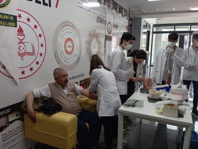 Diyarbakır&rsquo;da &ouml;ğretmen ve &ouml;ğrencilerden sağlık taraması etkinliği