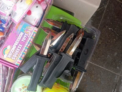 Diyarbakır&rsquo;da okul &ccedil;evresinde satılan oyuncak silah ve &ccedil;atapatlara tepki