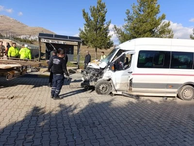 Diyarbakır'da okul servisi dahil 5 ara&ccedil; kaza yaptı