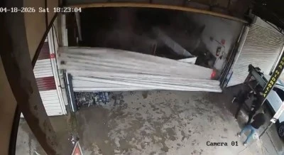 Diyarbakır&rsquo;da Oto Tamir D&uuml;kkanındaki Kepenk, Vatandaşın Tekmesiyle Yıkıldı