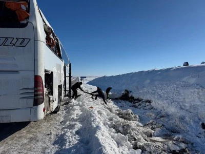 Diyarbakır&rsquo;da Otob&uuml;s Devrildi: 6 Yaralı