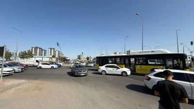 Diyarbakır'da Otobüs ile Otomobil Çarpıştı: Trafik Kilitlendi!