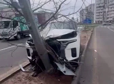 Diyarbakır'da otomobil direğe &ccedil;arptı: 1 yaralı