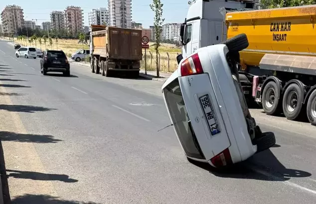 Diyarbakır’da Otomobil Kaldırıma Çarparak Yan Yattı: 2 Yaralı