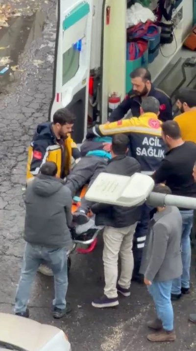 Diyarbakır'da Otomobil Motokuryeye &Ccedil;arptı: 1 Yaralı