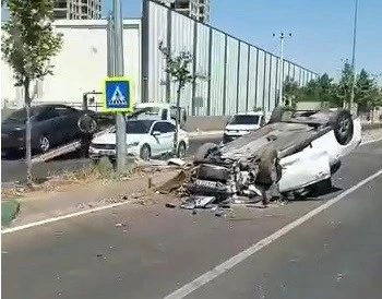 Diyarbakır'da Otomobil Ref&uuml;je &Ccedil;ıkıp Takla Attı