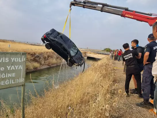 Diyarbakır'da Otomobil Sulama Kanalına Uçtu, Sürücü Son Anda Kurtarıldı
