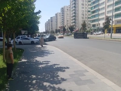 Diyarbakır&rsquo;da otomobil yan yattı