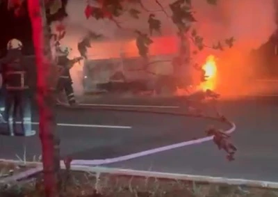 Diyarbakır’da Park Halindeki Minibüs Alevlere Teslim Oldu