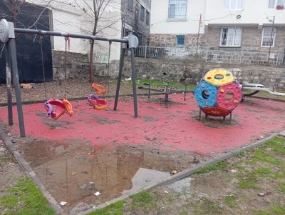 Diyarbakır&rsquo;da Parktaki &Ccedil;ocuk Oyun Gruplarına Zarar