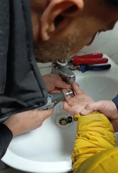 Diyarbakır&rsquo;da Parmağına Metal Para Sıkışan &Ccedil;ocuk İtfaiye Tarafından Kurtarıldı