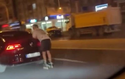 Diyarbakır’da patenli gencin tehlikeli yolculuğu kamerada