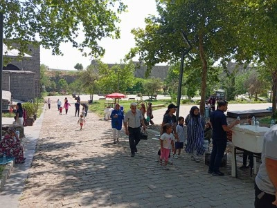 Diyarbakır&rsquo;da perşembe geleneği s&uuml;r&uuml;yor